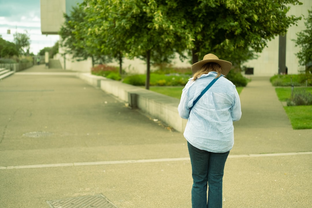 函数组合进阶：构建优雅的数据处理管道
